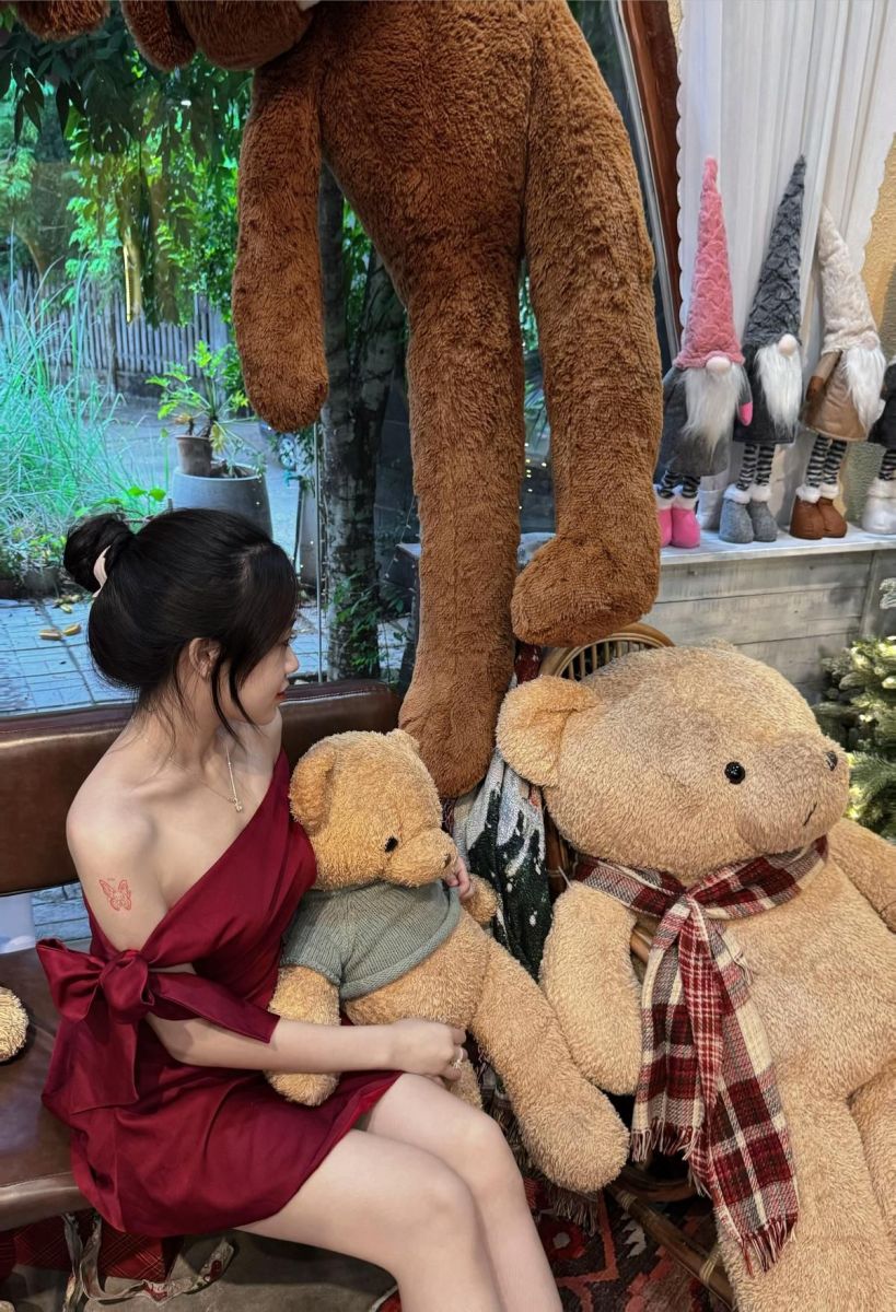 Cô gái xinh đẹp bên hai chú gấu bông dễ thương