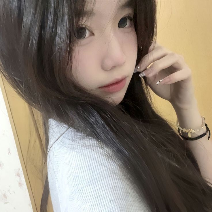 Cô gái xinh đẹp không mặc áo trong không gian tối giản