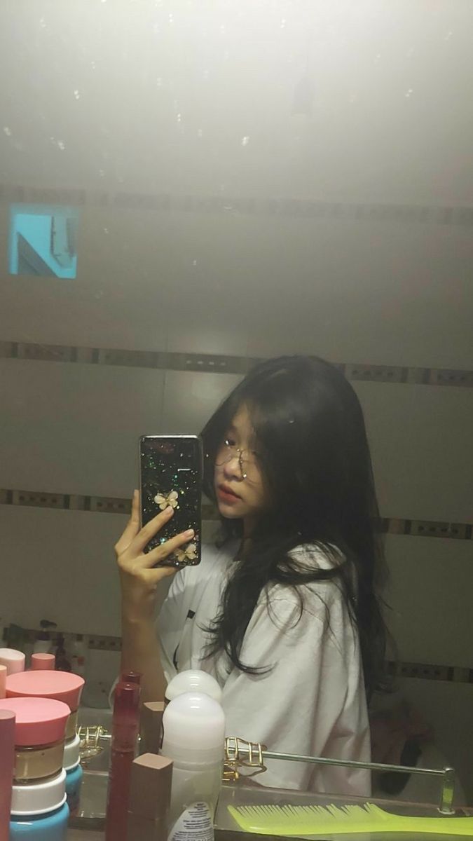 Cô gái xinh đẹp mặc áo tắm chụp ảnh selfie trong gương