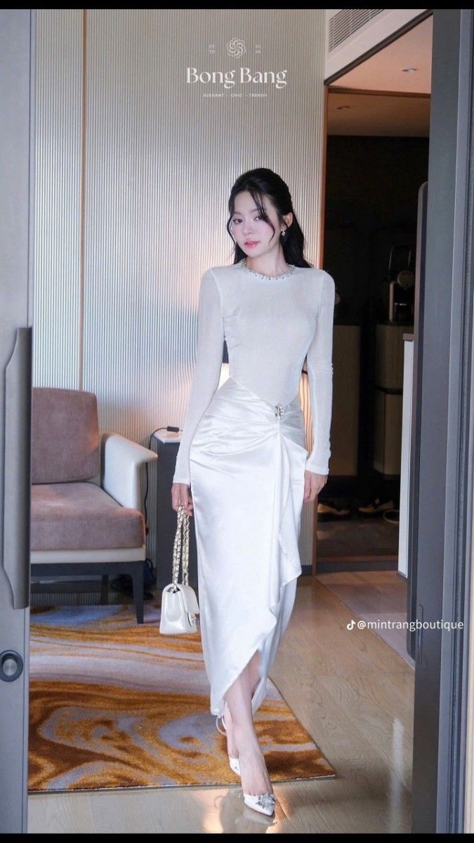 Cô gái xinh đẹp mặc váy trắng nổi bật với giày cao gót