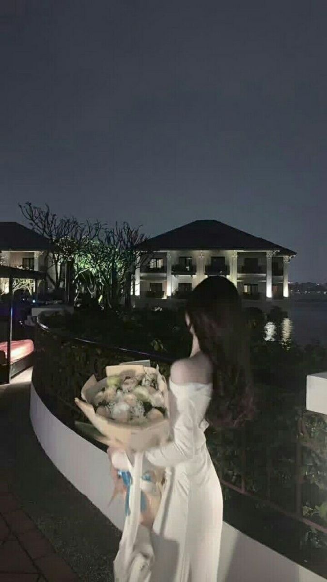 Cô gái xinh đẹp trong áo dài trắng bên ngôi biệt thự