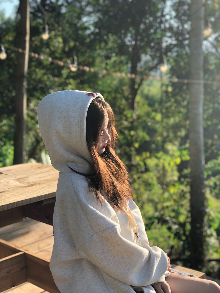 Cô gái xinh đẹp trong áo hoodie xám ngắm thiên nhiên
