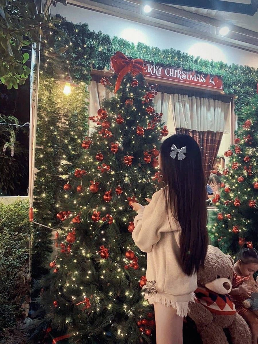 Cô gái xinh đẹp trong áo nỉ và quần shorts ngày Noel