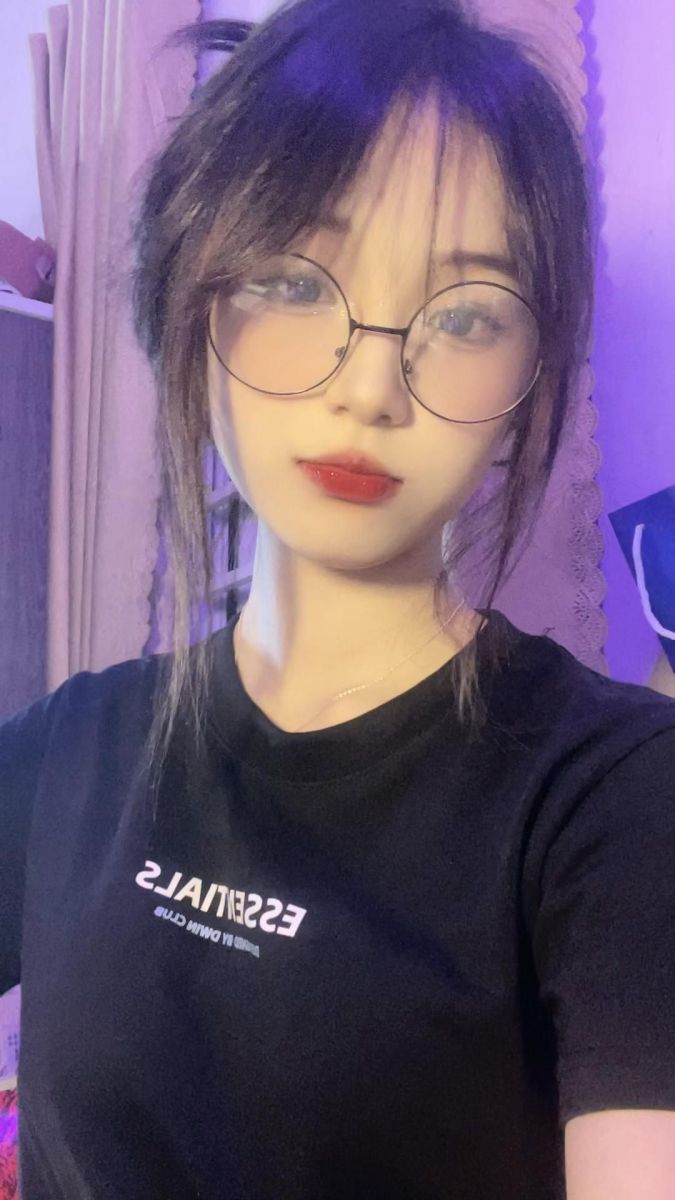 Cô gái xinh đẹp trong áo phông đen chụp ảnh selfie
