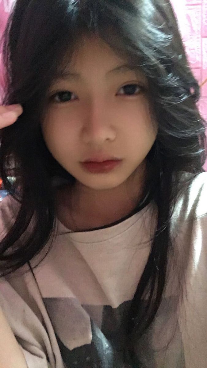 Cô gái xinh đẹp trong áo thun rộng rãi chụp selfie vui vẻ