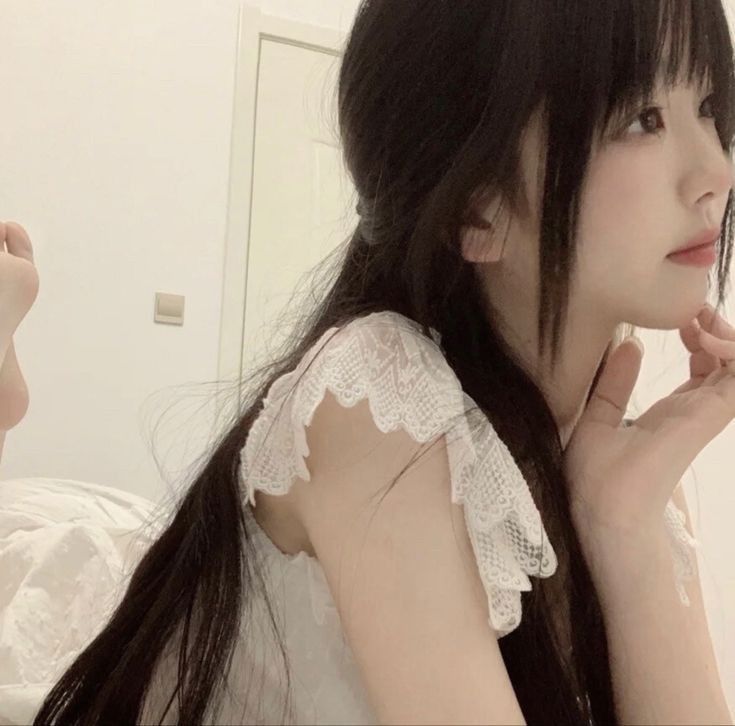 Cô gái xinh đẹp trong không gian phòng ngủ