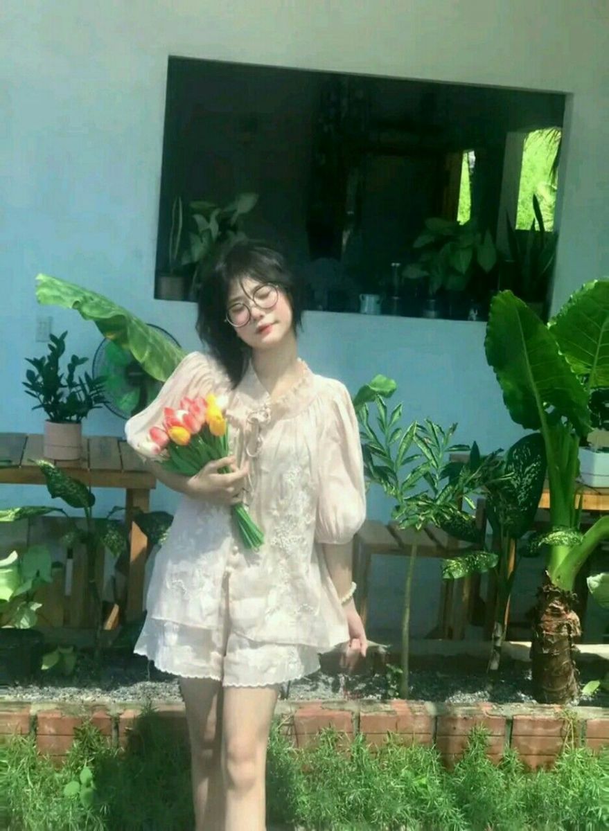 Cô gái xinh đẹp trong khu vườn xanh mát
