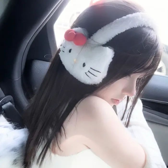 Cô gái xinh mặc áo dài trong xe hơi dễ thương