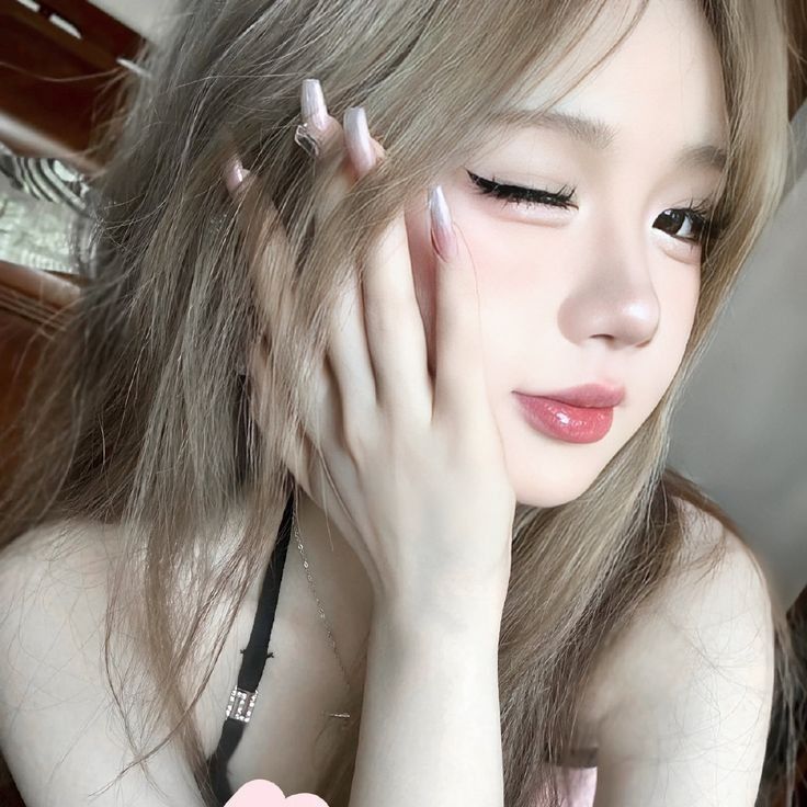 Cô gái xinh mặc áo hai dây màu đen trong phòng đẹp