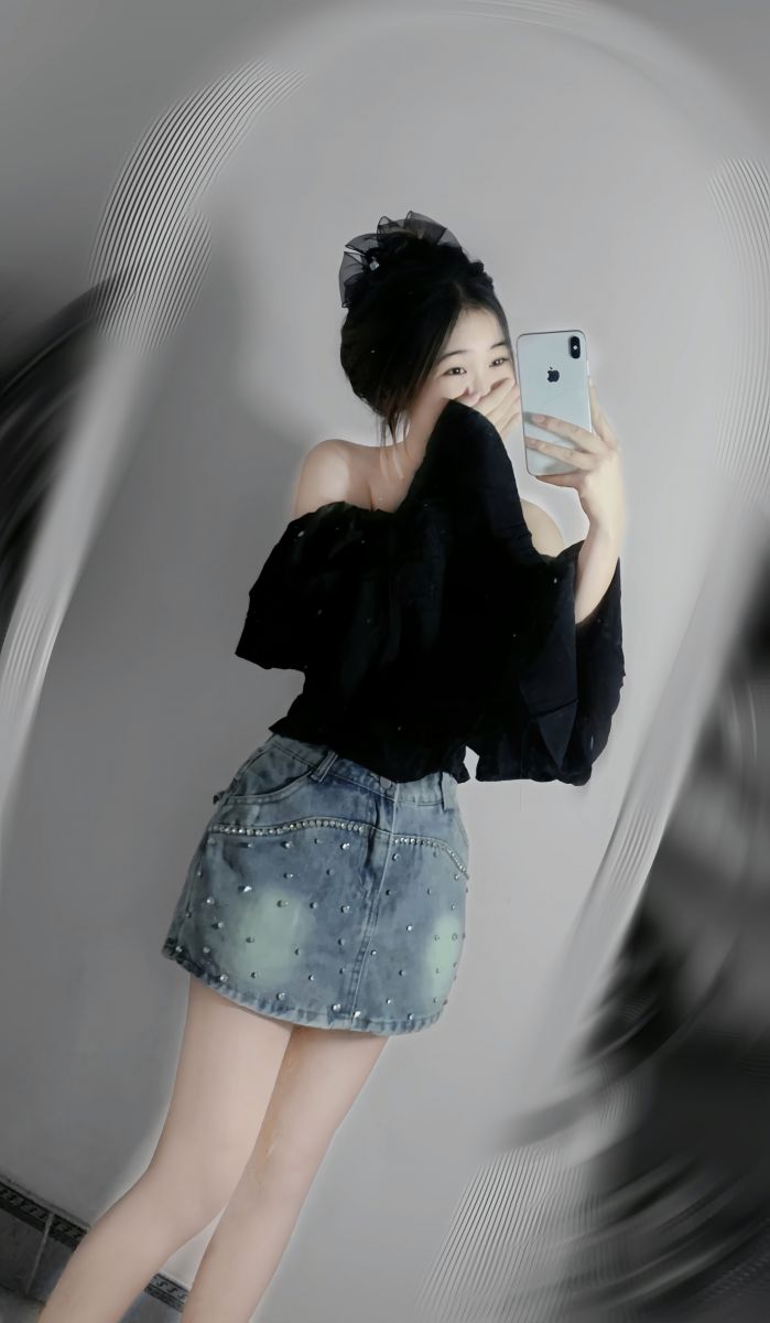 Cô gái xinh trong trang phục áo phông đen và chân váy jean ngắn