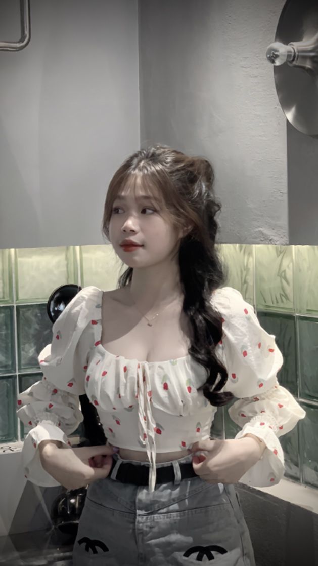 Gái đẹp không mặc quần áo với áo crop top trắng họa tiết