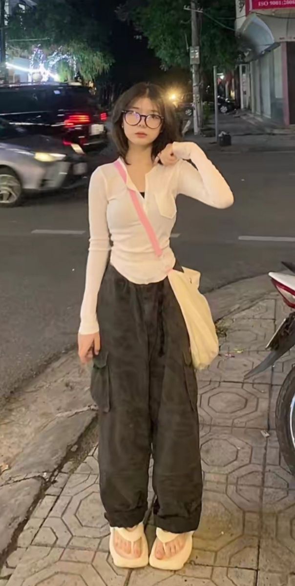 Gái đẹp mặc áo dài bên lề đường Tây Đất