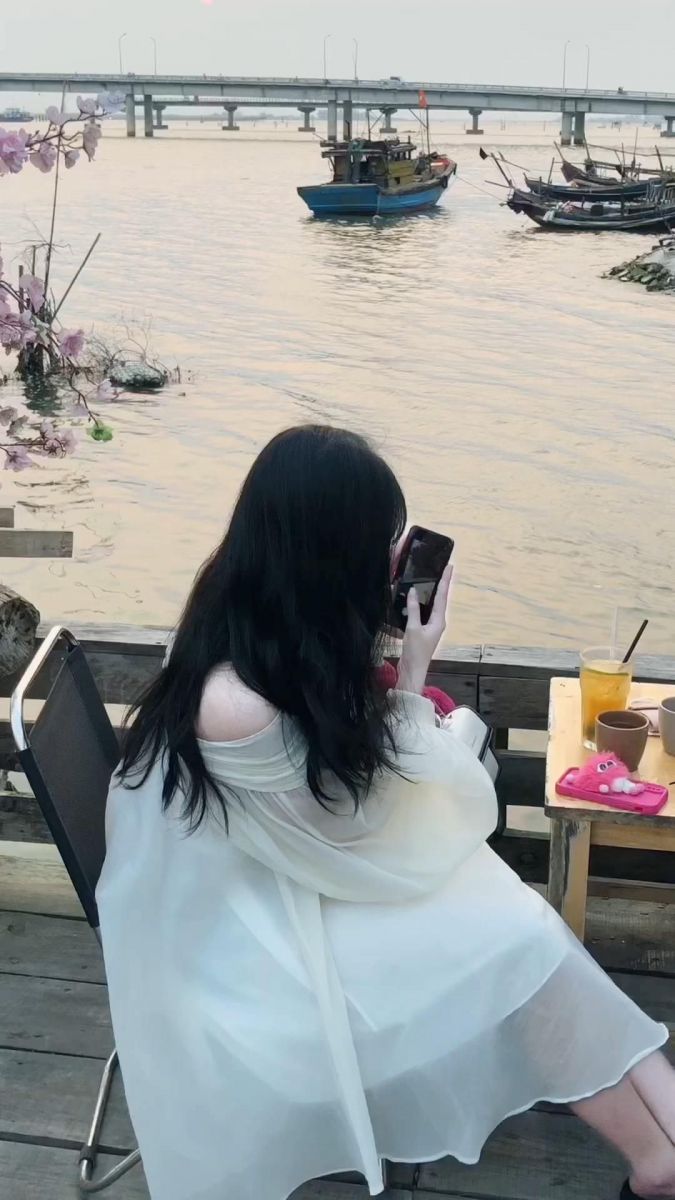 Gái đẹp mặc áo trắng bên bờ sông