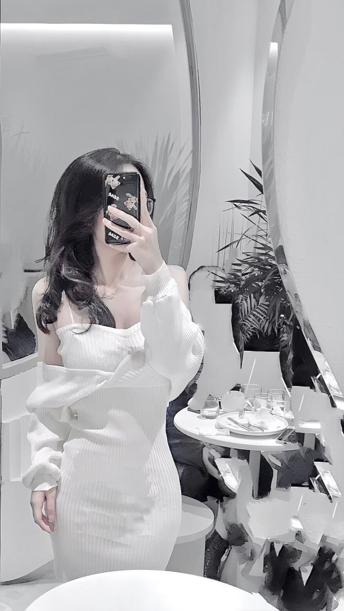 Gái đẹp mặc đầm trắng chụp selfie tại quán cà phê sang trọng