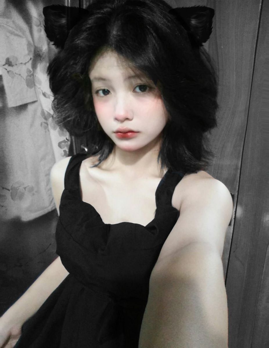 Gái đẹp mặc váy đen chụp selfie tự nhiên và vui vẻ