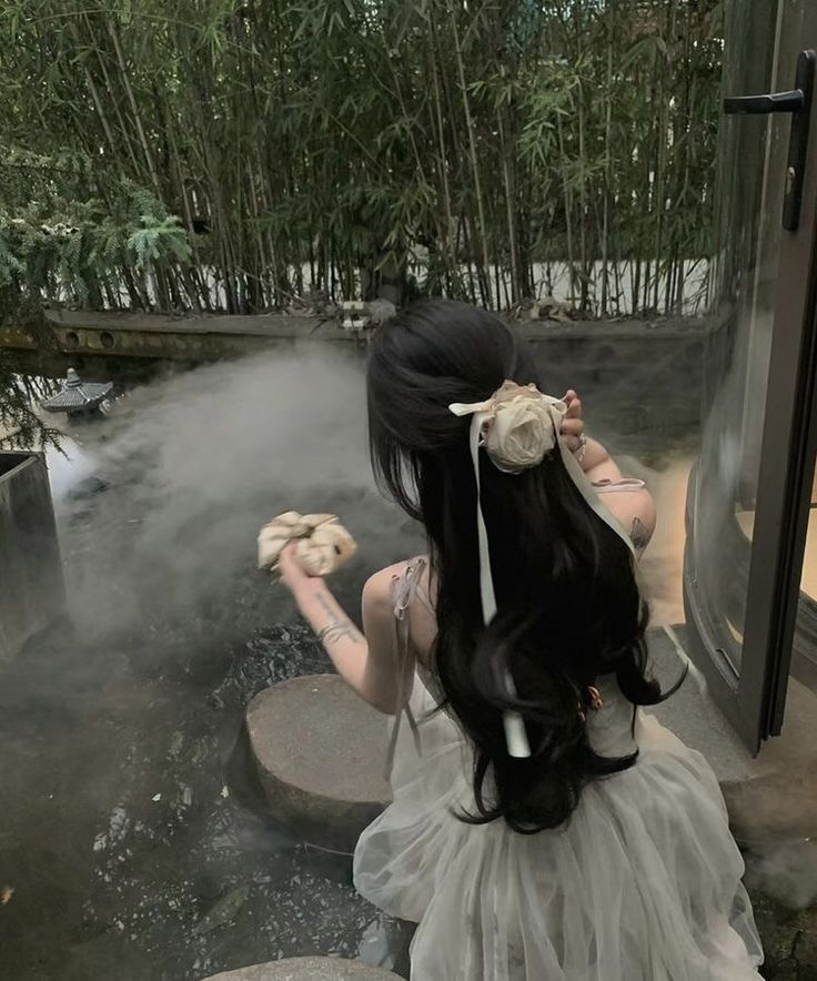 Gái đẹp mặc váy trắng giữa khu vườn hoa