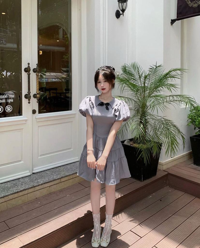 Gái đẹp mặc váy xám trước tiệm nơ nữ