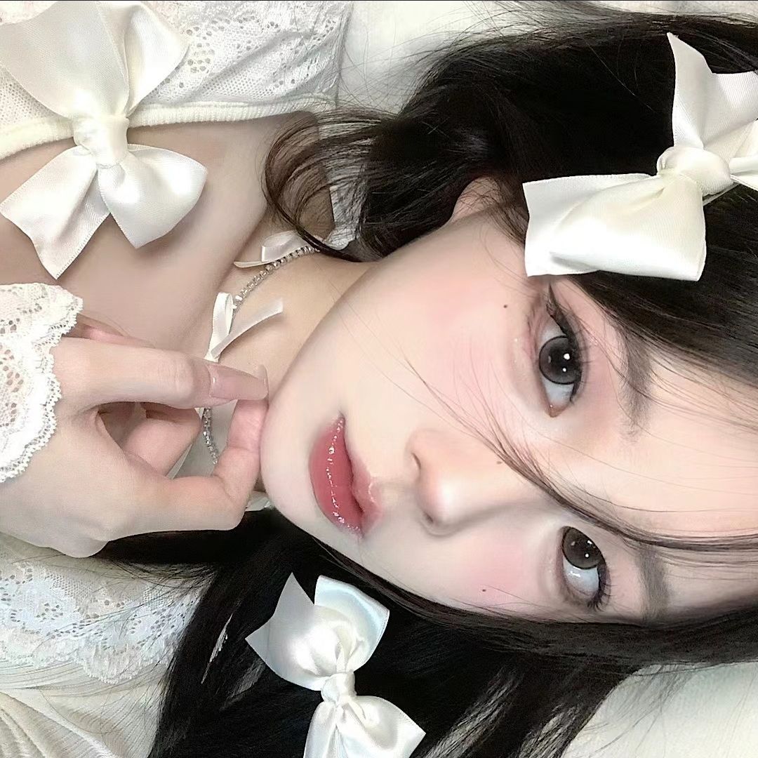Gái đẹp trong áo ngủ trắng cổ ren dịu dàng