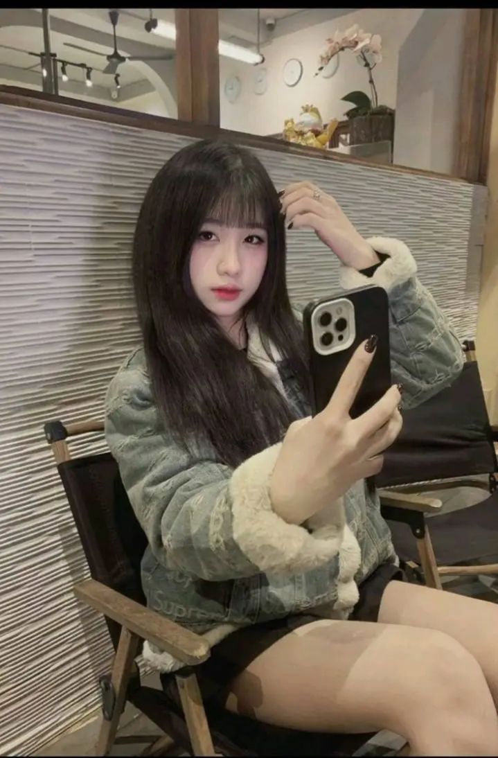 Gái trẻ mặc áo khoác denim chụp hình selfie dễ thương