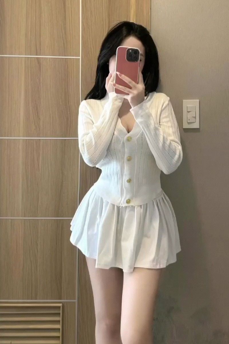 Gái trẻ mặc áo len trắng và chân váy trắng dễ thương