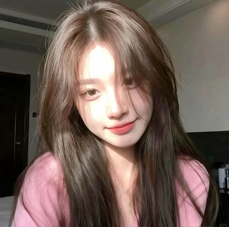 Gái trẻ mặc áo phông màu hồng chụp ảnh selfie trong phòng hiện đại