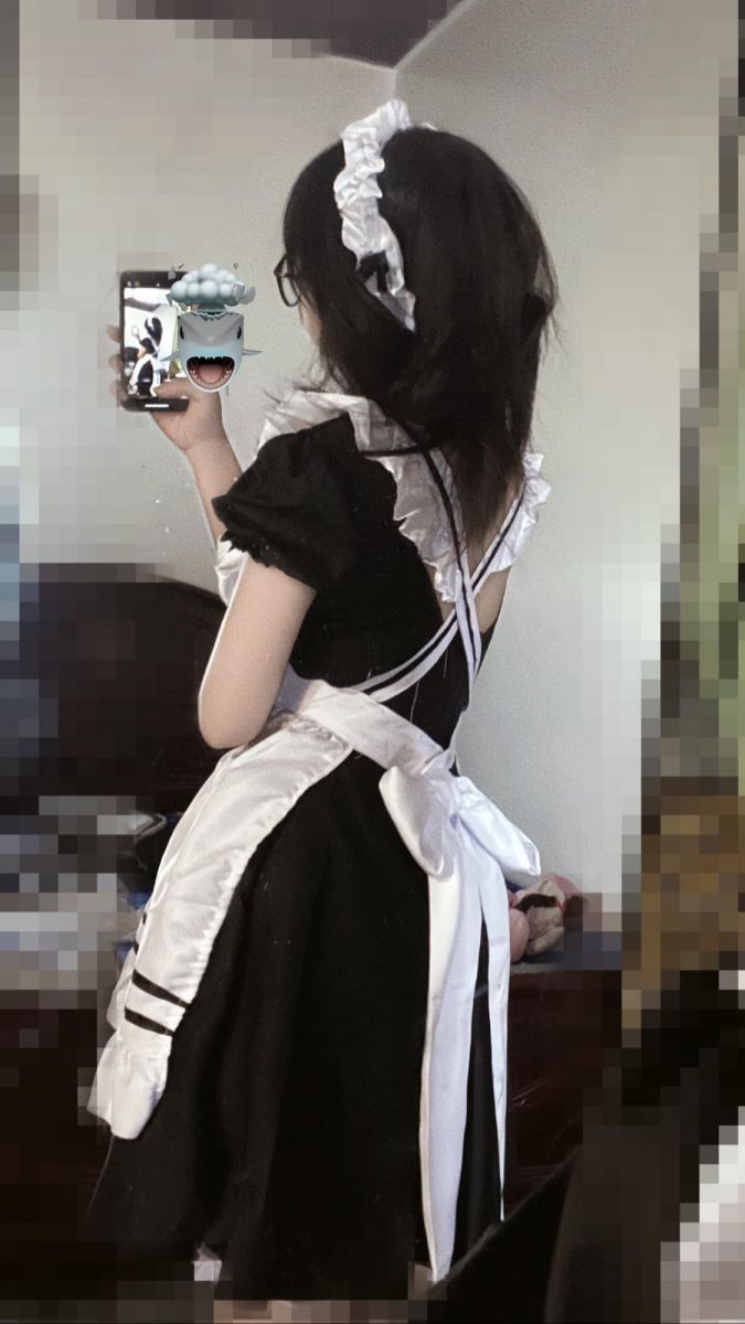 Gái trẻ tự tin trong trang phục phục vụ chụp ảnh selfie