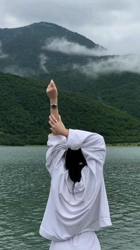 Gái xinh bên hồ vườn tay, ngắm cảnh núi non bình yên
