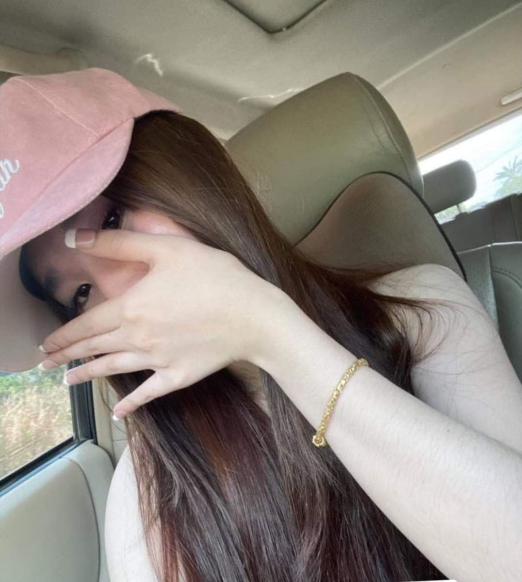 Gái xinh che mặt dễ thương trong ô tô