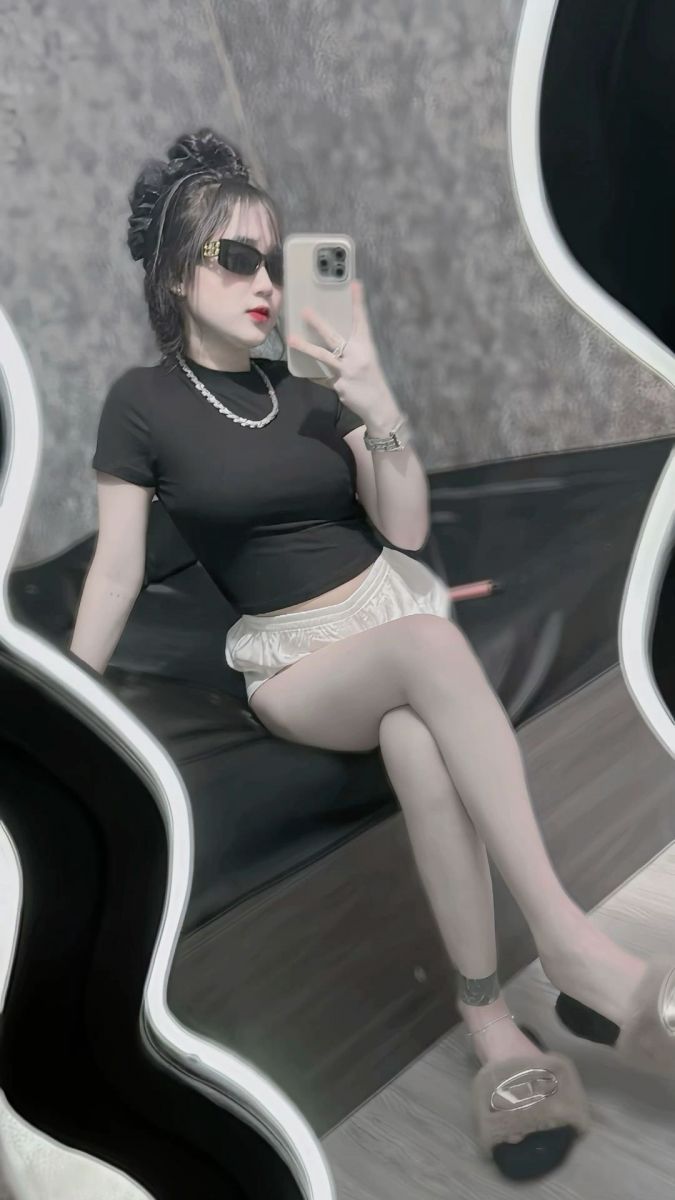 Gái xinh chụp ảnh selfie với áo thun đen và quần short trắng
