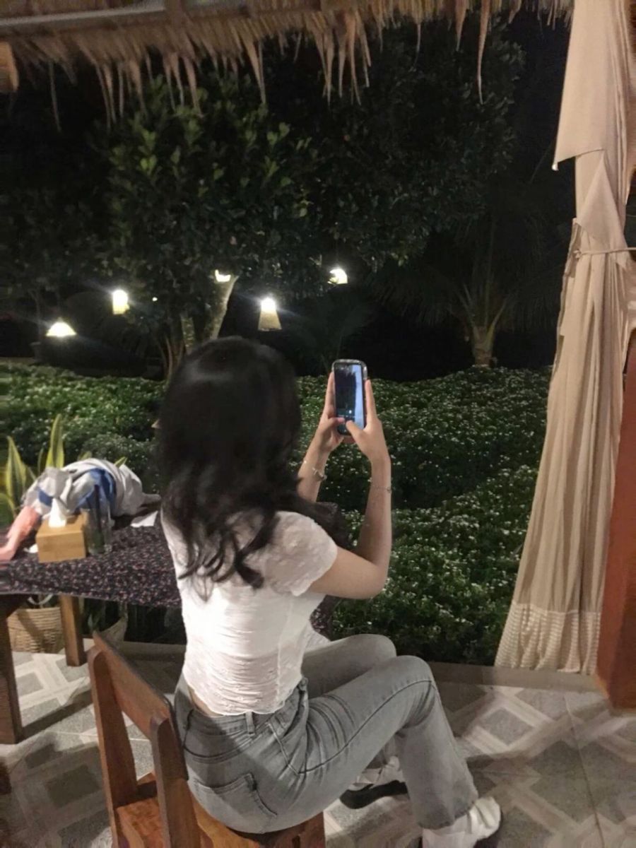 Gái xinh cởi áo phông trắng, jeans ngồi chụp ảnh