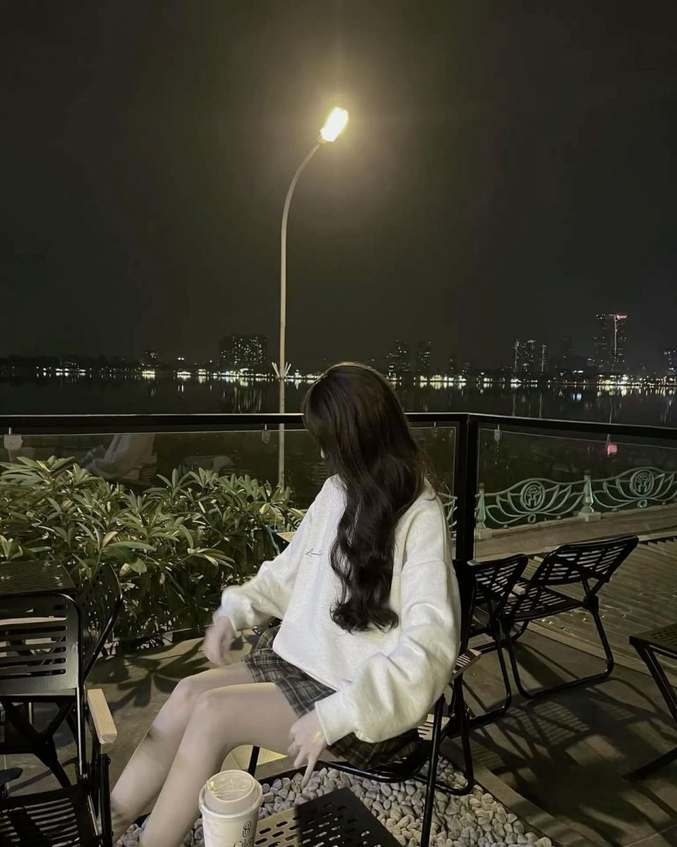 Gái xinh diện áo hoodie trắng và chân váy tại quán cà phê
