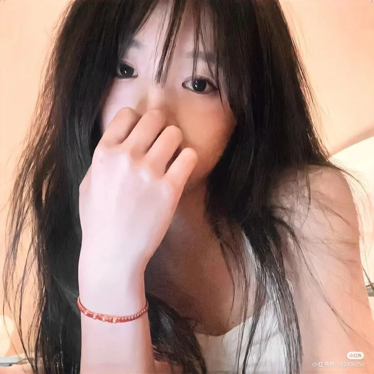 Gái xinh không mặc áo chụp ảnh selfie đầy cuốn hút