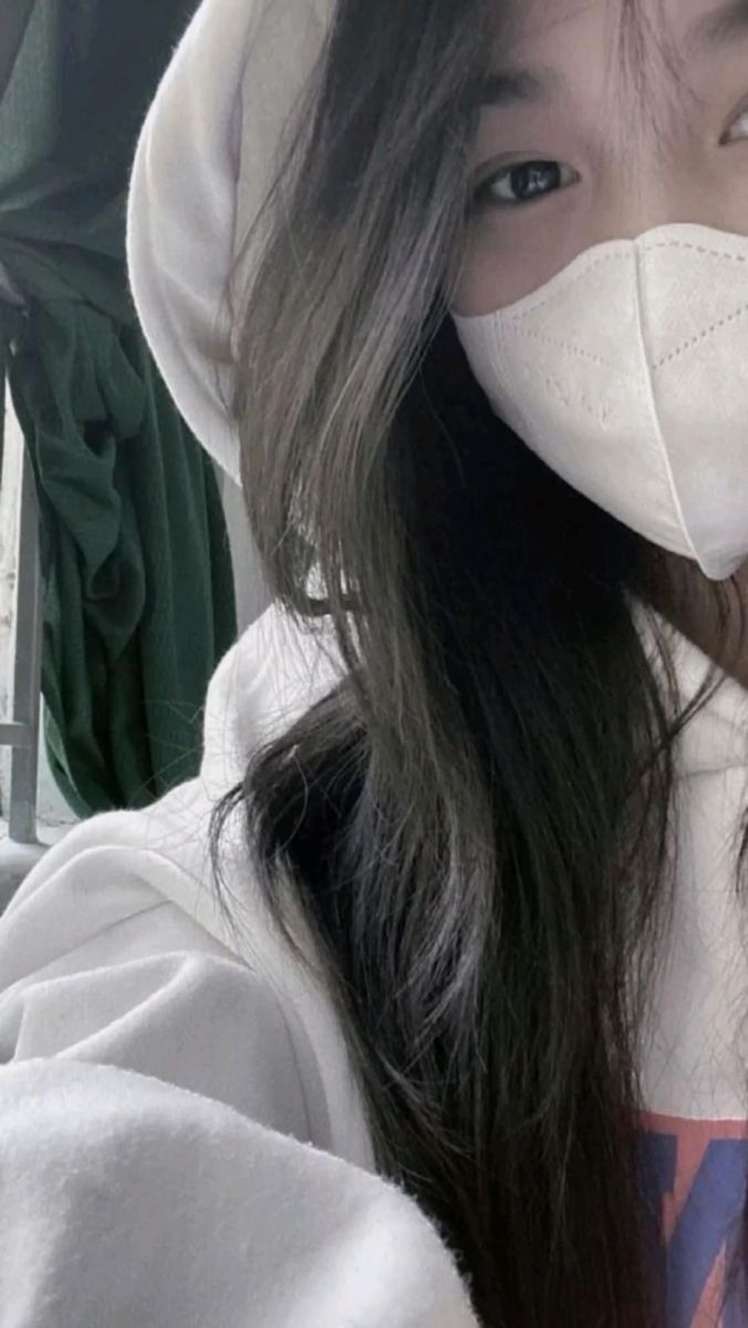 Gái xinh không mặc áo hoodie trắng giữa không gian thư giãn