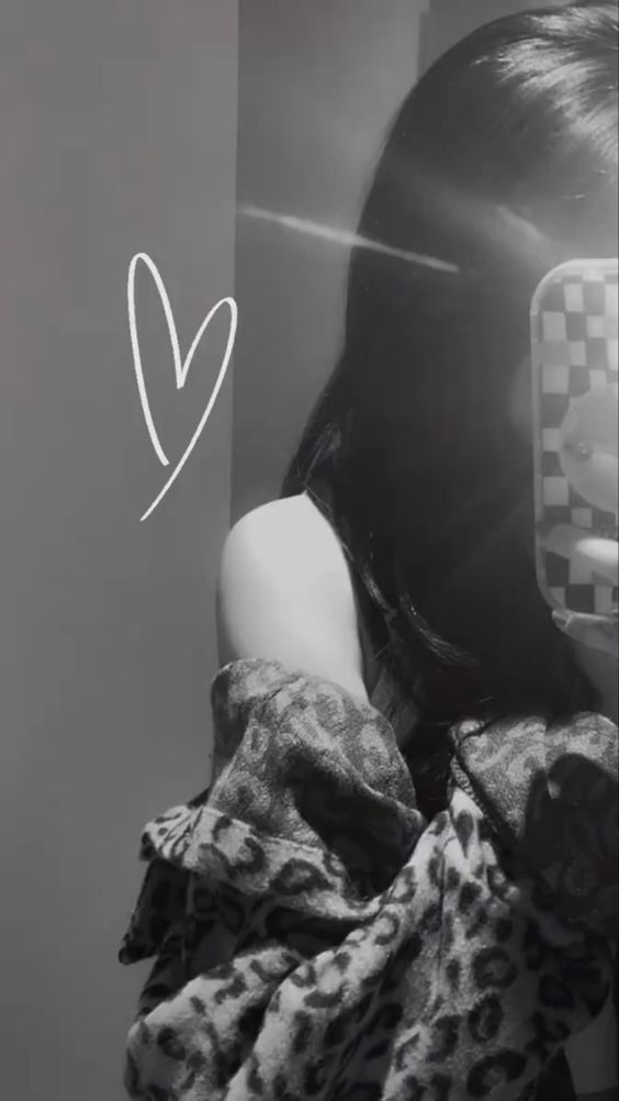 Gái xinh không mặc áo khoác hoa tiết chụp hình selfie