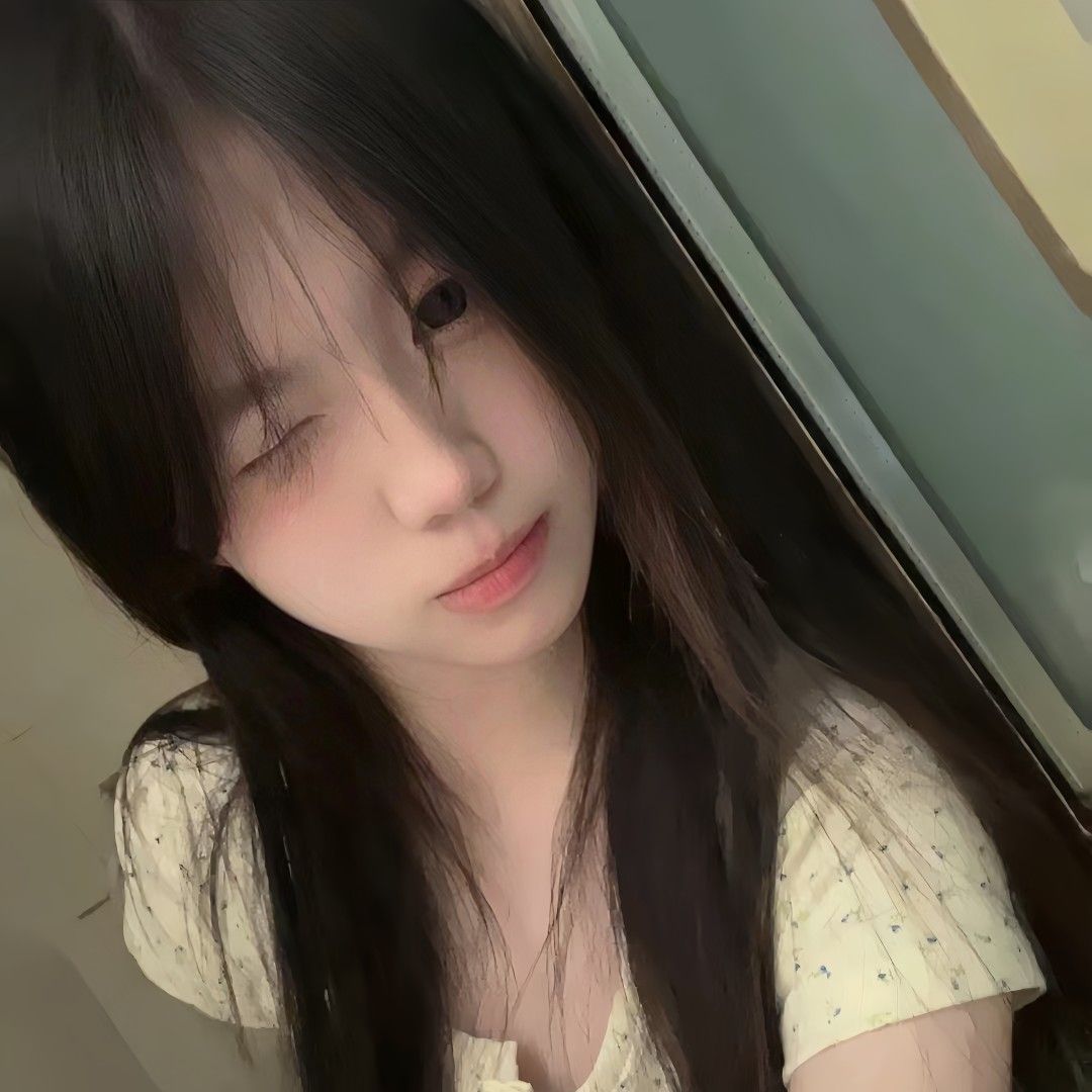 Gái xinh không mặc áo trong không gian nhà