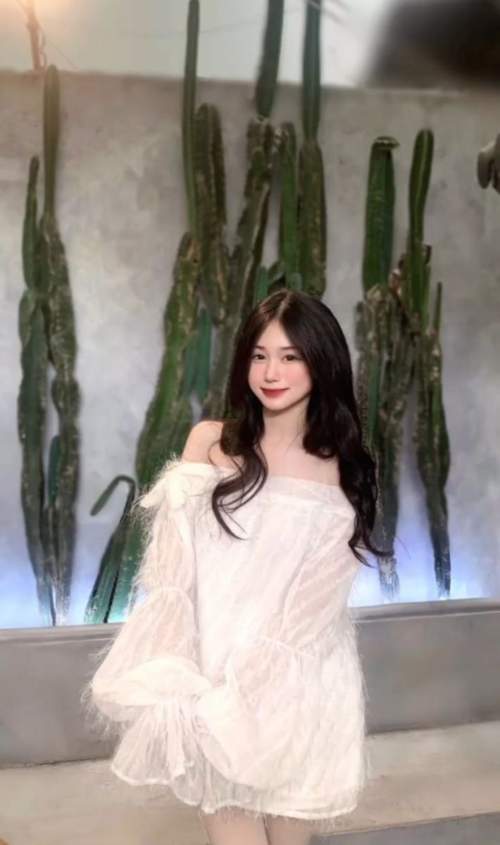 Gái xinh không mặc áo trong không gian nội thất hiện đại