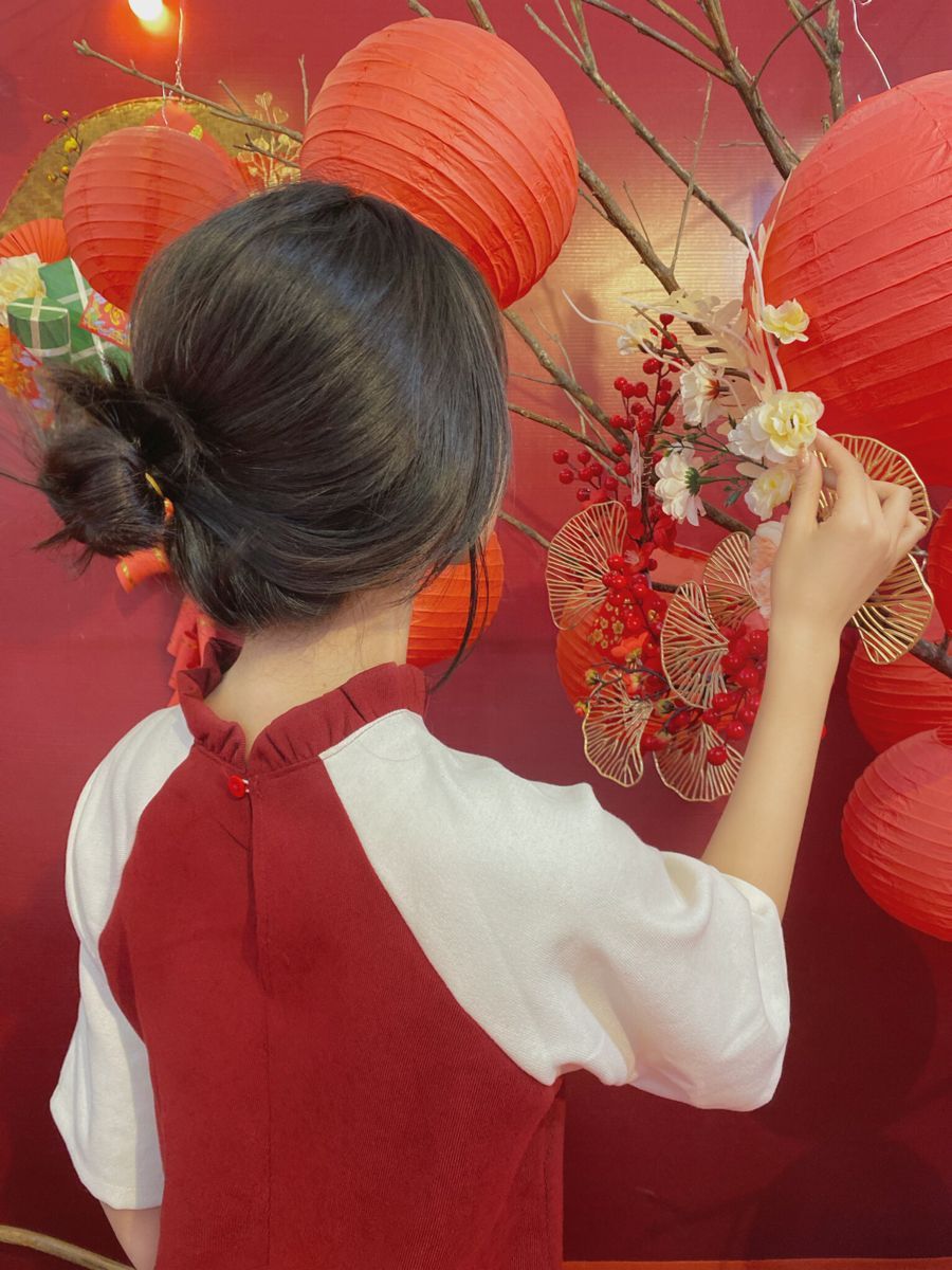 Gái xinh không mặc áo với phong cách hai màu nổi bật