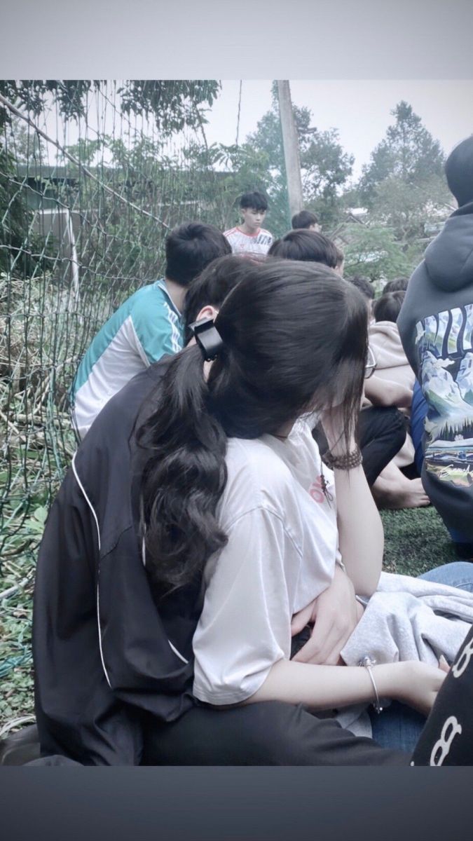 Gái xinh không mặc j bên nhau trên bãi cỏ
