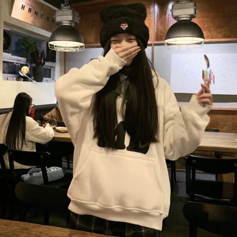Gái xinh không mặc quần áo cùng hoodie trắng tại quán cà phê