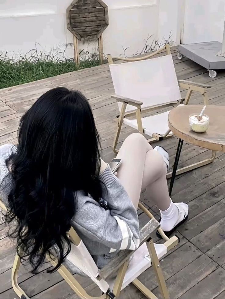 Gái xinh không mặc quần áo ngồi trên ghế ngoài trời