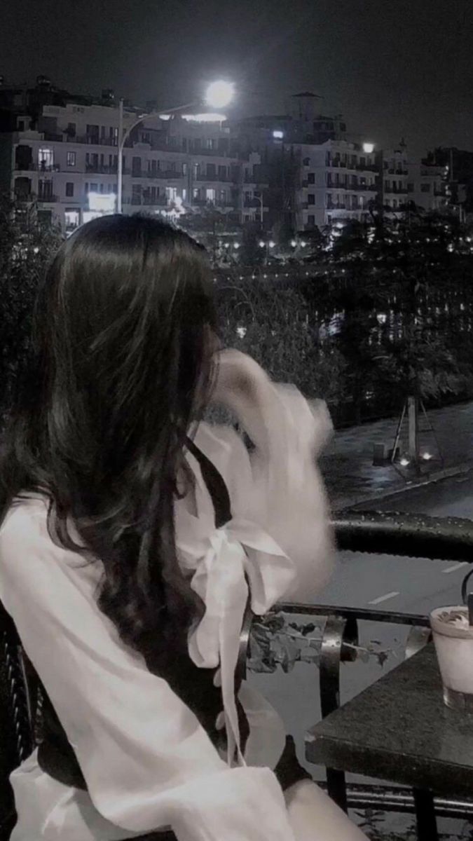 Gái xinh mặc áo blouse trắng ngồi uống cà phê đêm