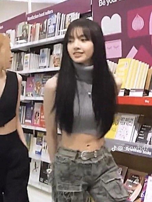 Gái xinh mặc áo crop top và quần cargo tự tin xuống phố