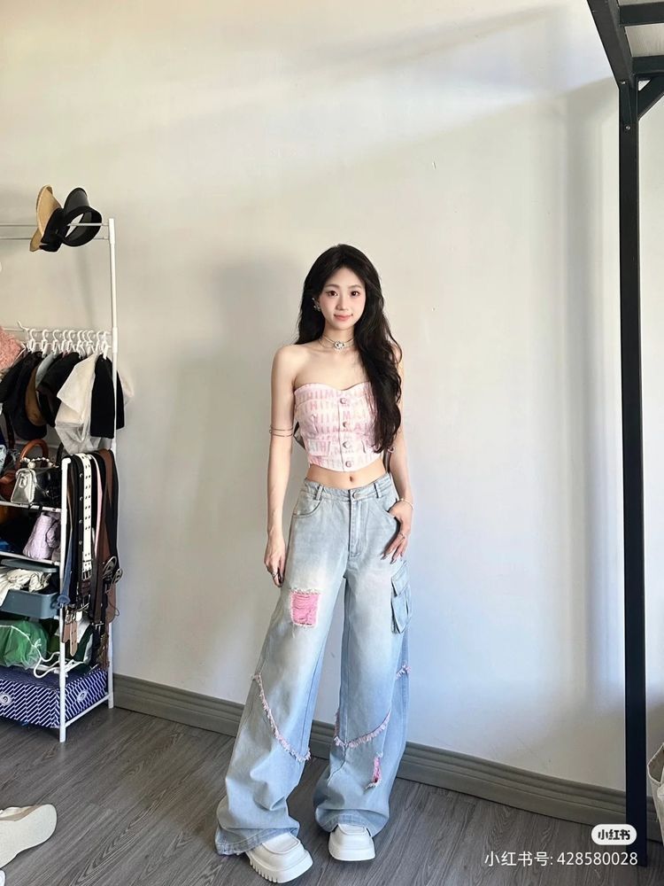 Gái xinh mặc áo croptop hồng và quần jeans rộng