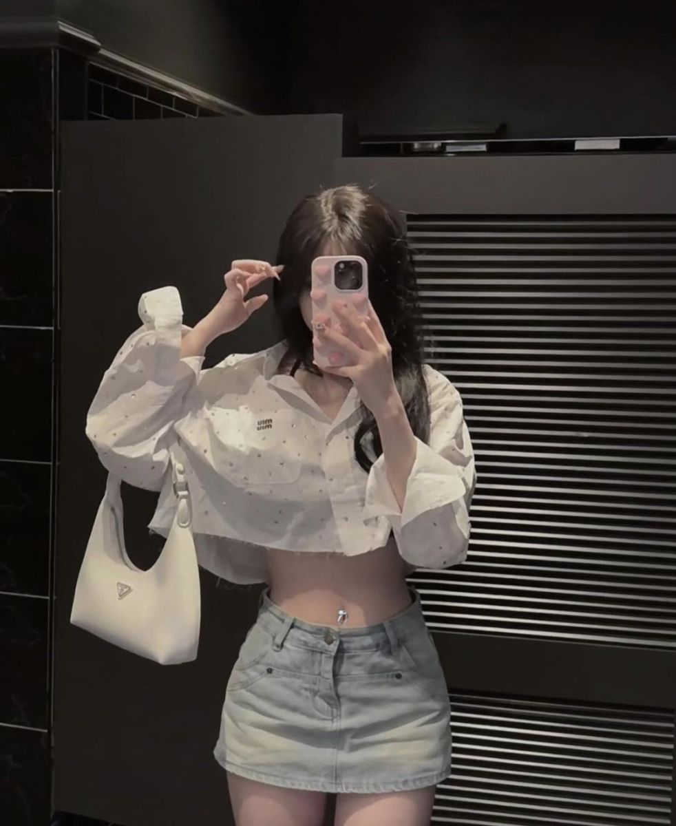 Gái xinh mặc áo croptop trắng và chân váy denim ngắn