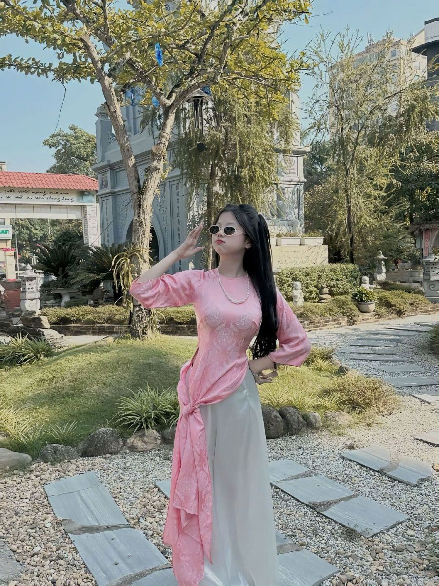 Gái xinh mặc áo dài hồng giữa khung cảnh chùa xanh