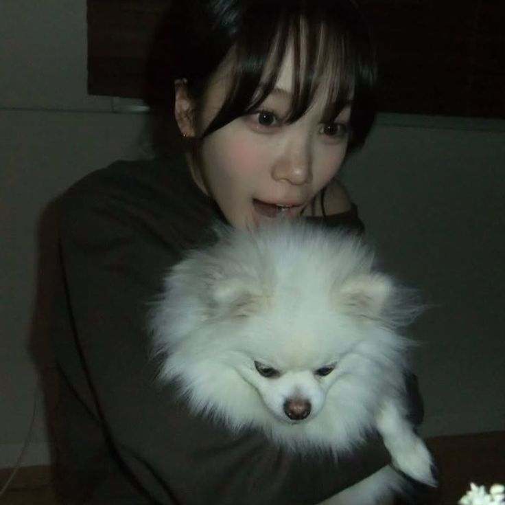 Gái xinh mặc áo dài trắng bên chú chó Pomeranian