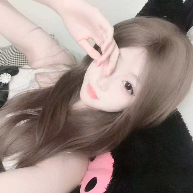 Gái xinh mặc áo dài trắng duyên dáng trên giường