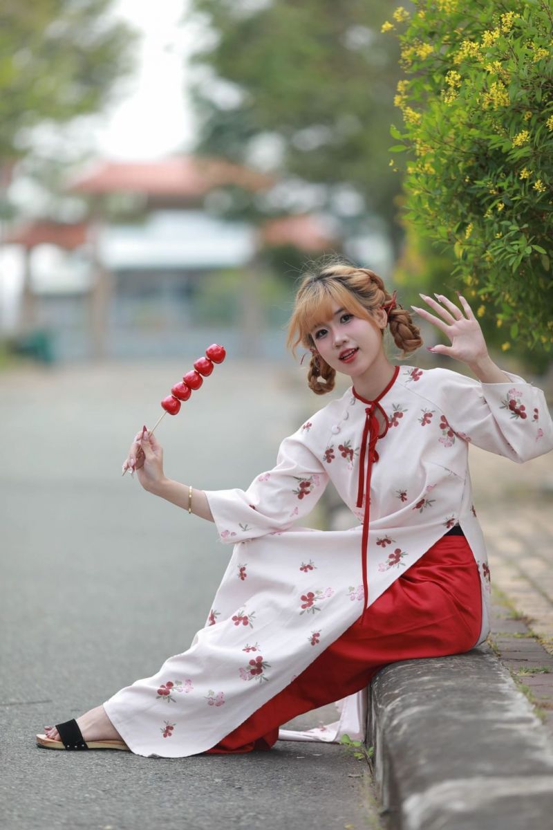 Gái xinh mặc áo dài trắng trên phố Cam Xá