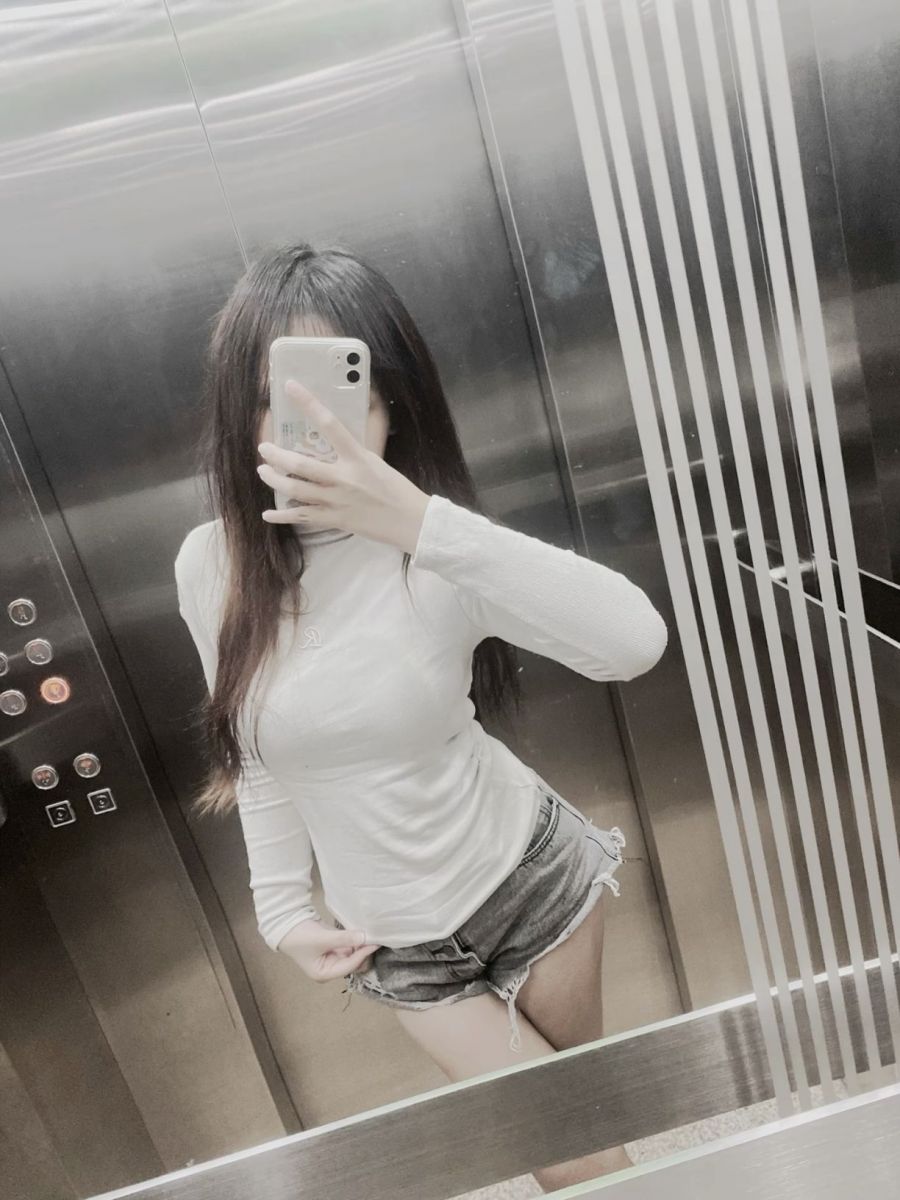 Gái xinh mặc áo dài trắng trong thang máy