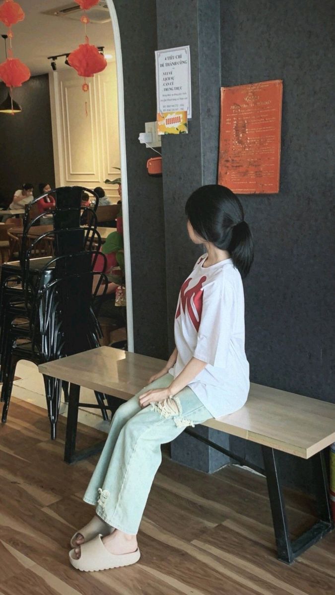 Gái xinh mặc áo dài trắng và quần jeans xanh